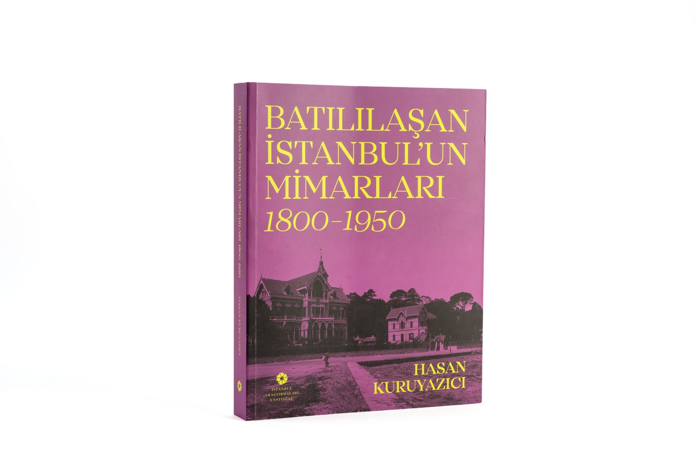 Batılılaşan İstanbul’un Mimarları kitabının kapağı ve iç sayfaları